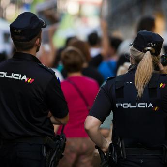 policia_spain_police_one-man_one-woman-with-crowd