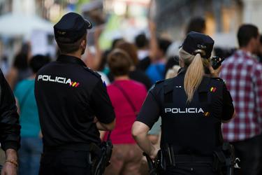 policia_spain_police_one-man_one-woman-with-crowd