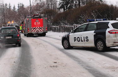 vehicles_at_the_scene_of_an_accident_in_finnish_winter.jpg vehicles_at_the_scene_of_an_accident_in_finnish_winter.jpg