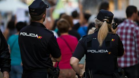 policia_spain_police_one-man_one-woman-with-crowd
