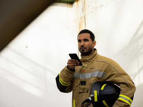 Fireman using a Agnet to communicate