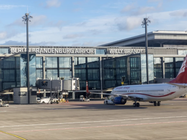 Berlin_Brandenburg_airport_outside_view.png Berlin_Brandenburg_airport_outside_view.png
