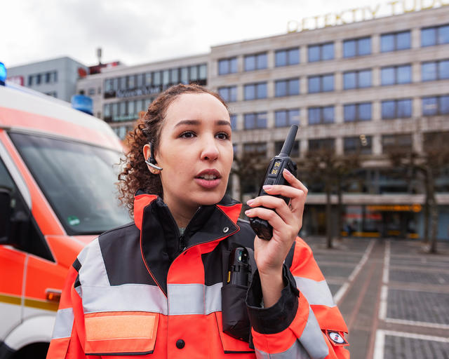 Paramedis speaking to a TH9 TETRA terminal Paramedis speaking to a TH9 TETRA terminal