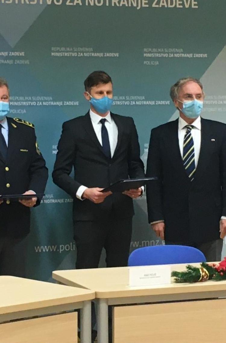 Slovenian Ministry of Interior - contract signing - Tetra system for nationwide secure communications Slovenian Ministry of Interior - contract signing - Tetra system for nationwide secure communications