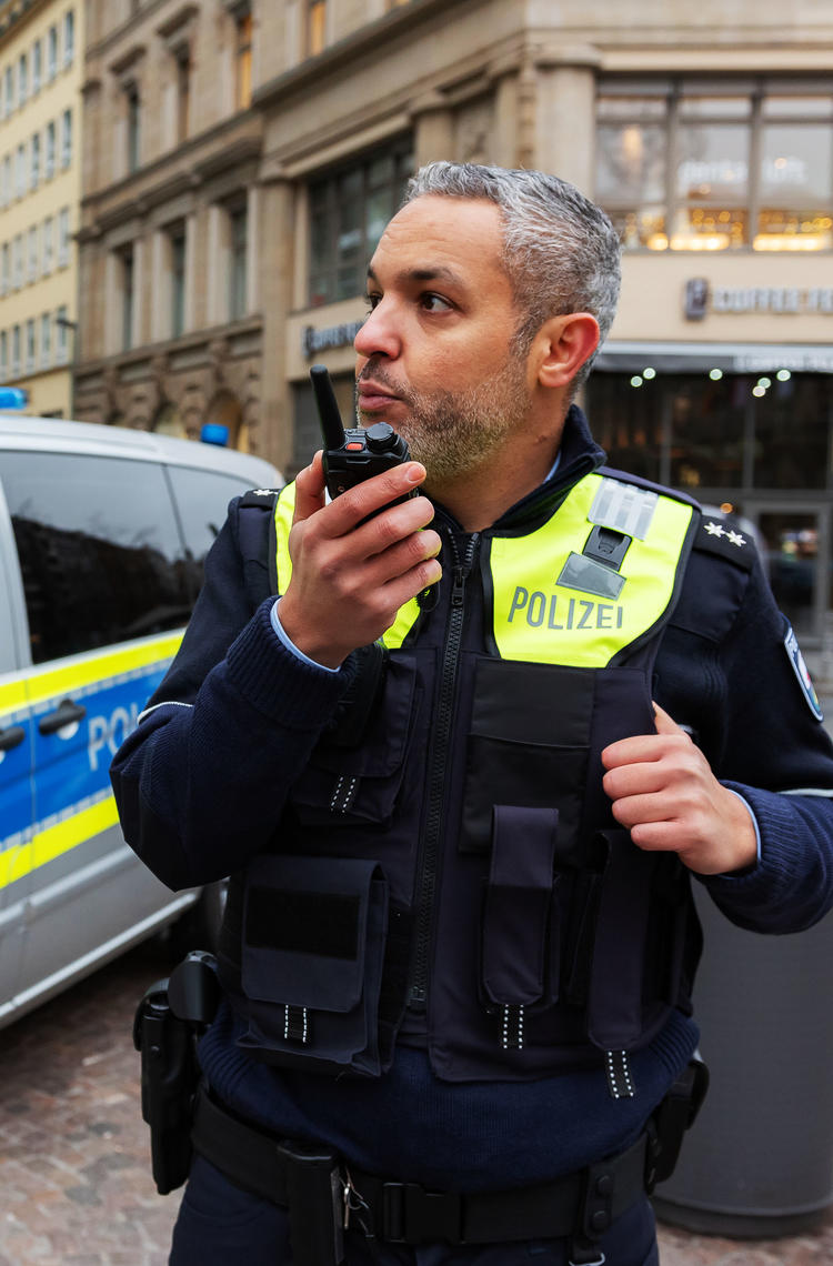Police officer speaking to a TH9 TETRA terminal