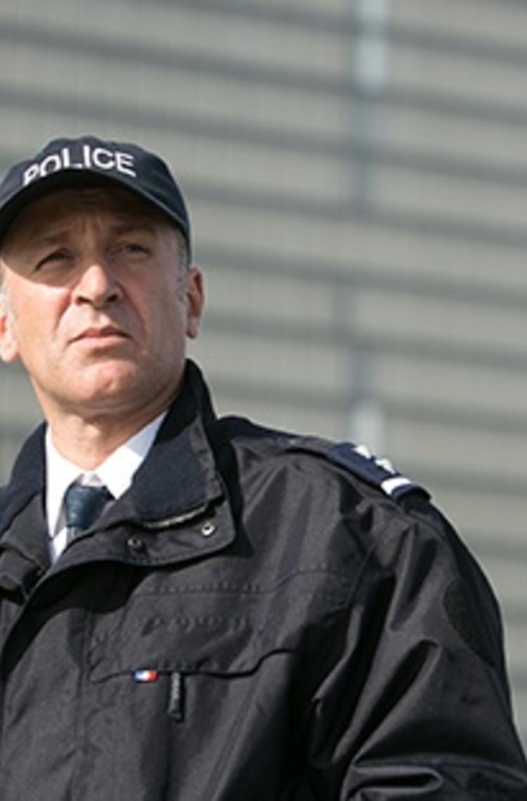 Policeman holding TPH900 Tetrapol radio Policeman holding TPH900 Tetrapol radio