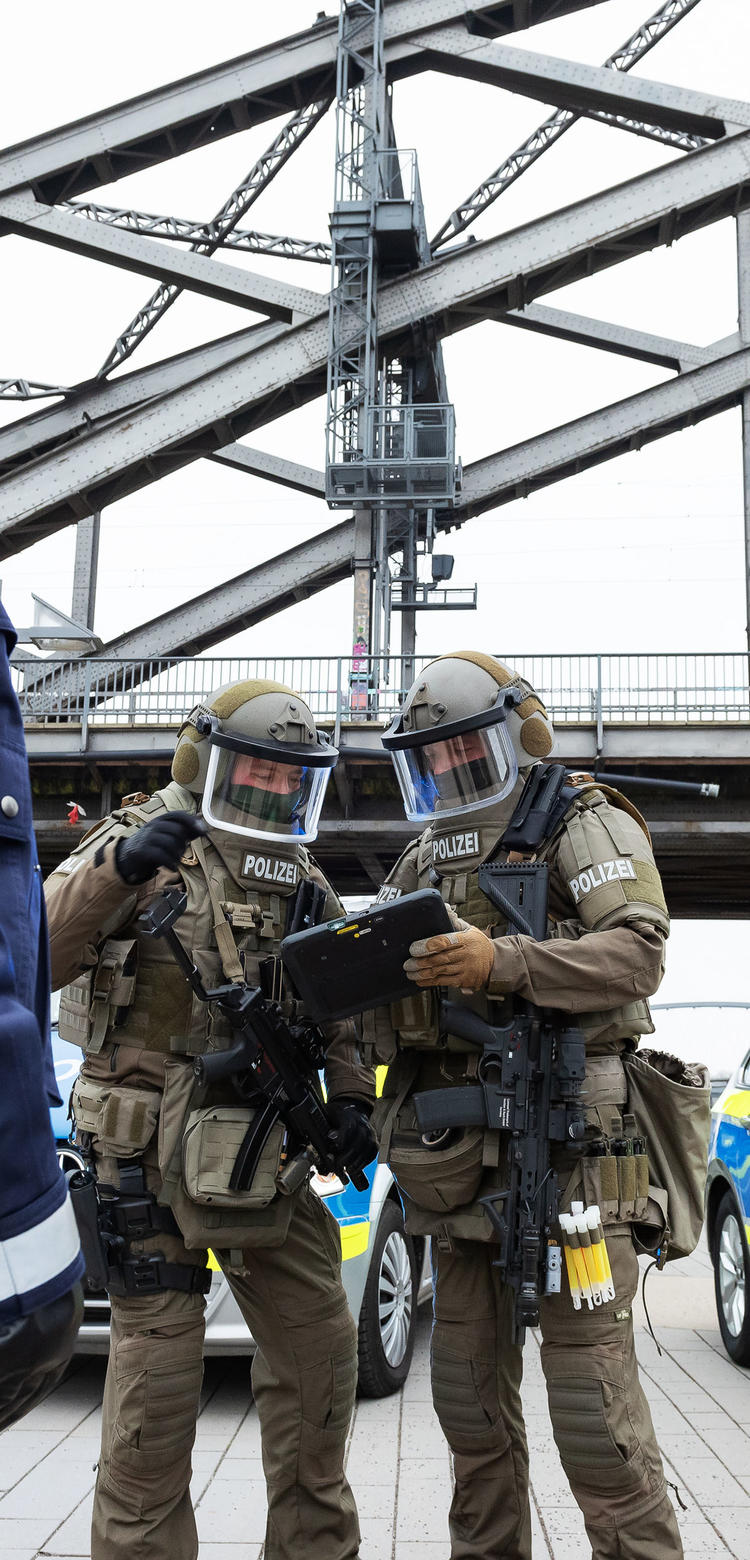 Swat team and police cordinating a mission using Agnet on a Zebra tablet