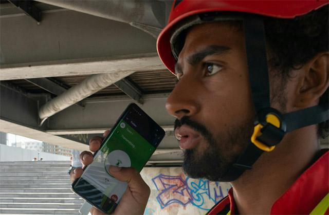 Fire and rescue professional uses Tactilon Agnet 800