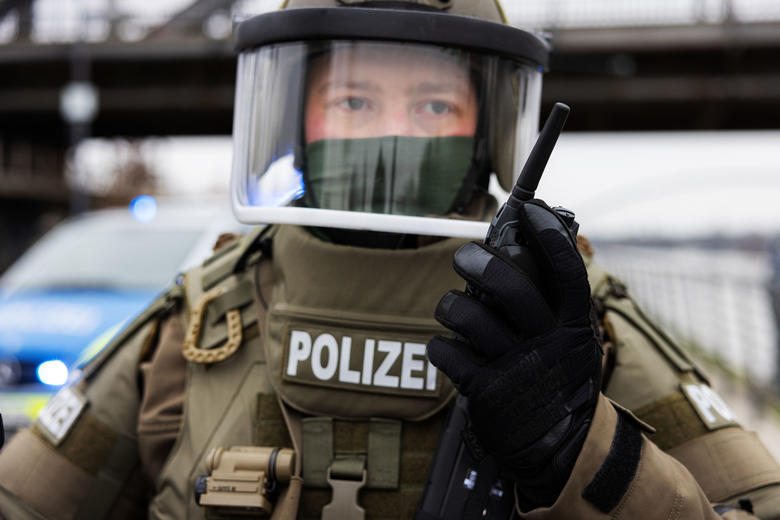 Swat officer talking to a TPH900 Tetrapol terminal
