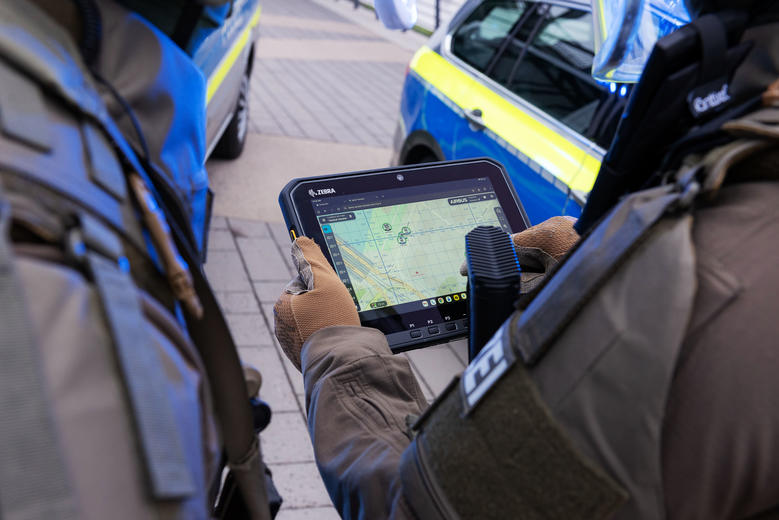Swat officers using Agnet Tacteam on a tablet