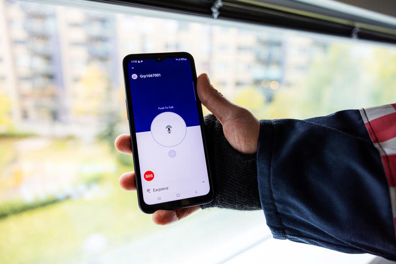 Fireman holding a Samsung galaxy xcover 6 with Agnet Tetra open